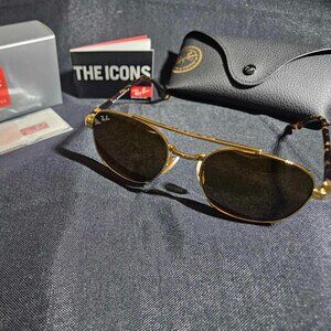 SunglassesGold-Framed Unisex Oval Sunglasses with Tortoiseshell Arms and Polariz